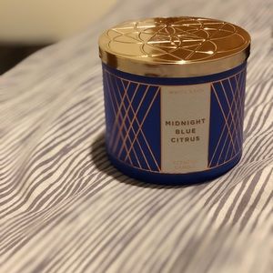 White barn Midnight Blue citrus scented candle